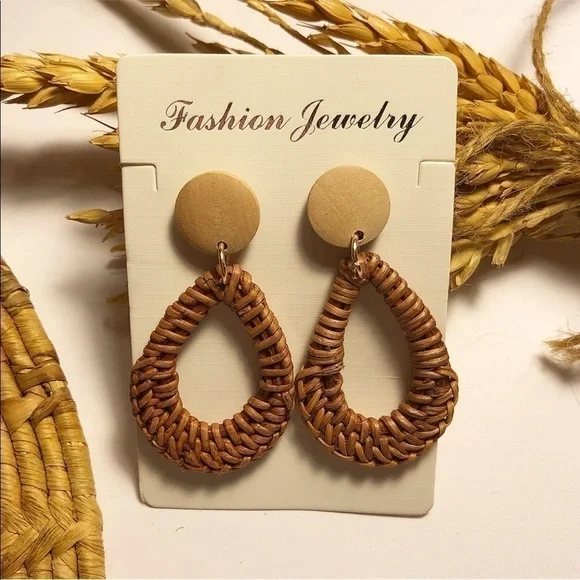 BAMBOO/STRAW Weaved Oval Hoop Earrings. - Picture 7 of 7
